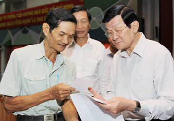 ທ່ານປະທານປະເທດ Truong Tan Sang ພົບປະກັບຜູ້ມີສິດ  ເລືອກຕັ້ງເມືອງ 4 ນະຄອນໂຮ່ຈິມີນ